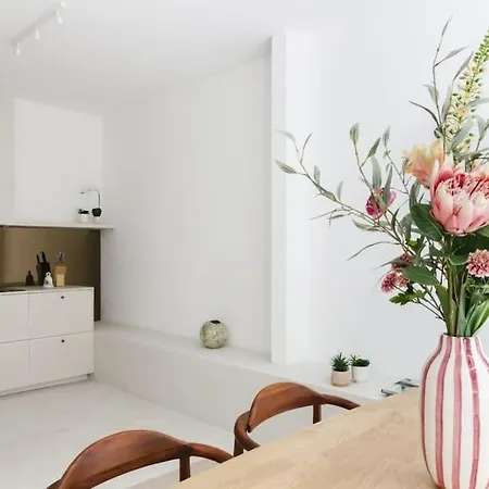 High-end 3bdr @ Center *